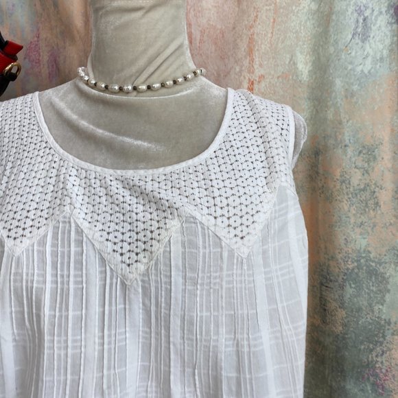 ๐ Avenue Timeless Sleeveless Top with Lace - Picture 3 of 11
